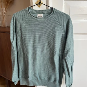 Dobber sweatshirt - Säljer tröja från Dobber i storlek S då den blivit för liten. Inga hål eller liknande. Hör av dig om du har några frågor!