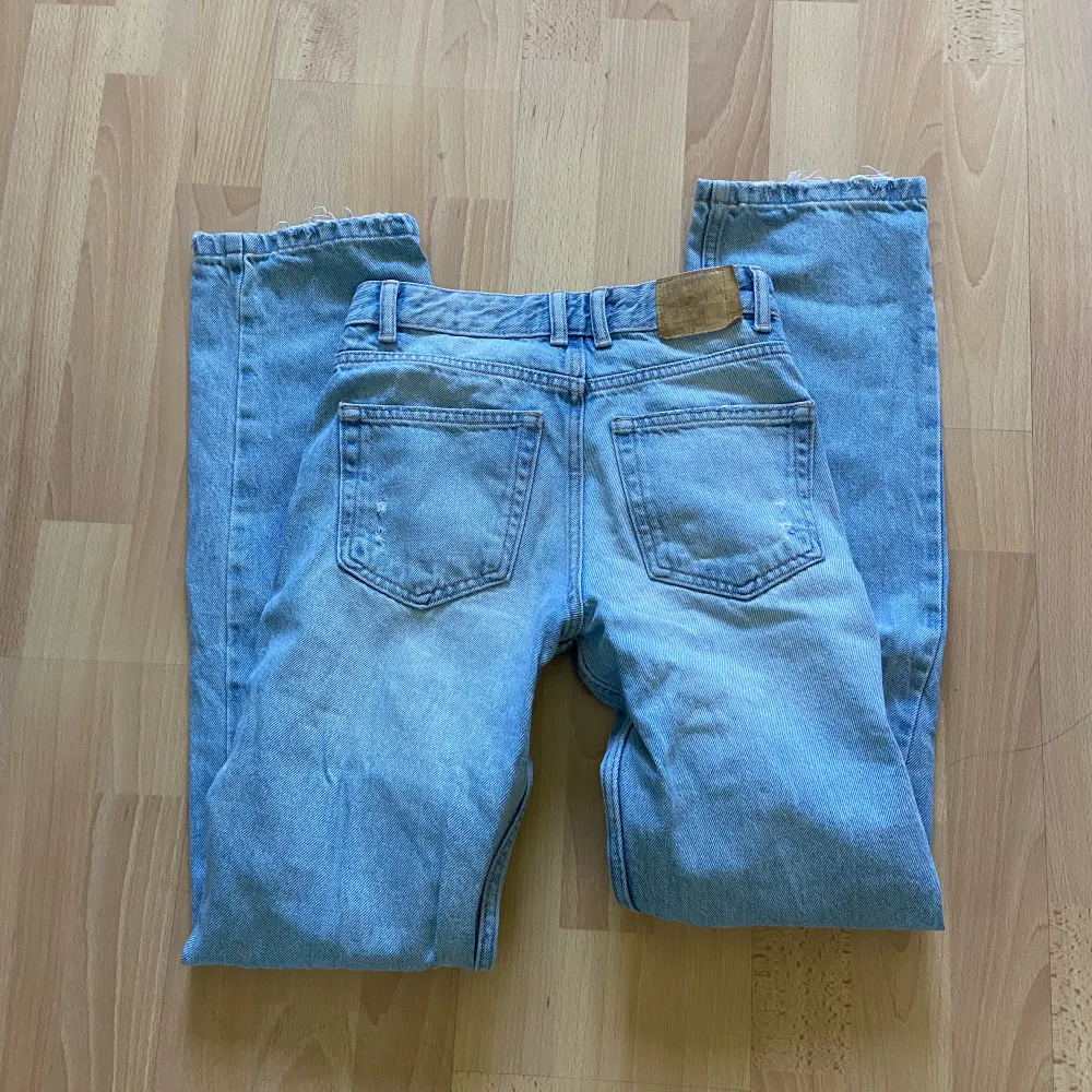 Ljusblåa midwaist jeans från pull&bear! Säljer då dom inte kommer till användning längre💗 Midja rakt över: 32 cm Innerbenslängd: 80 cm. Jeans & Byxor.