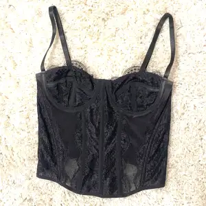 Säljer min victoria secret corset då den inte används! Köpt för ca ett år sedan och använd 4-5 gånger! Ordinarie pris 1399kr❗️Frakt tillkommer, spårbart! Storlek=S