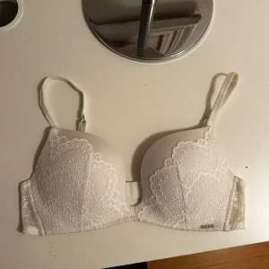 Vit bh - Vit push up bh i storlek 75B. Använd en gång.  80kr  Kan skickas mot fraktkostnad 