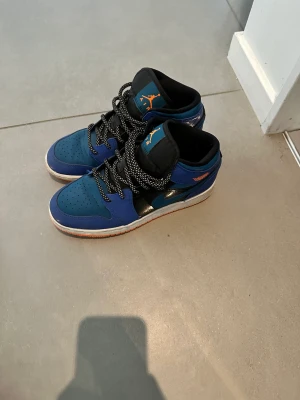 Air Jordan st 38 - Säljer nu min airjordans pga att jag inte använder dem. Varan är i bra stick men det finns tecken på användning. Storlek 38