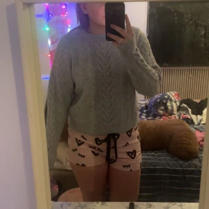 Stickad tröja  - Säljer denna för kommer ej till användning har använt Max 3 gånger 