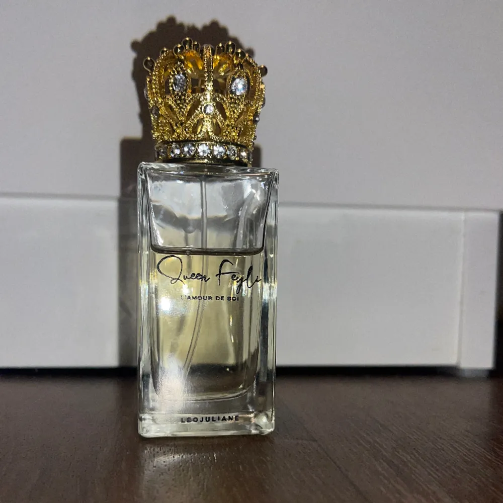 Parfym gjord av Queen Feyli, 60% kvar . Övrigt.