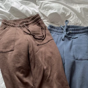 Lowwaist mjukisbyxor  - Säljer dom då de inte längre kommer till användning. Dom är välanvända men i fint skick. Dom blå har nån liten fläck nere på benet. 100kr för båda