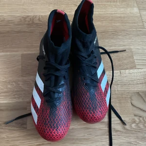 Adidas fotbollskor - Jätte bra skick då dem är oanvända. Jag säljer för bli av med de eftersom jag tappa bort kvittot och har ingen behov av de längre . Köptes för 800 och säljs för 250