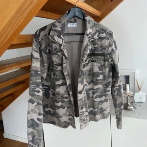 Militär jacka - Jeansjacka i militär mönster från pull&bear i storlek M 