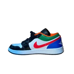 Air Jordan 1 Low SE "Multi-Color" sneakers - Air Jordan 1 Low SE "Multi-Color" sneakers  Skorna är i storlek 40 och knappt använda. På tredje bilden kan man se de oanvända limited edition skosnören som tillkom med de.  Priset är diskuterbart🩷