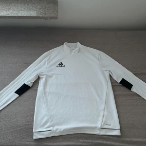 Adidas träningströja - En träningströja som aldrig kommit till användning, alltså väldigt bra skick!