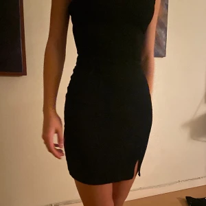 Svart festklänning - Jättefin svart festklänning som tyvärr inte passar mig längre, men den är i jättefint skick och har bara blivit använd ett fåtal gånger!🖤