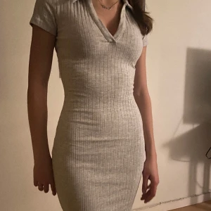 Grå klänning🤍 - Helt oanvänd klänning i färgen ljusgrå, jätteskön och perfekt skick!🤍