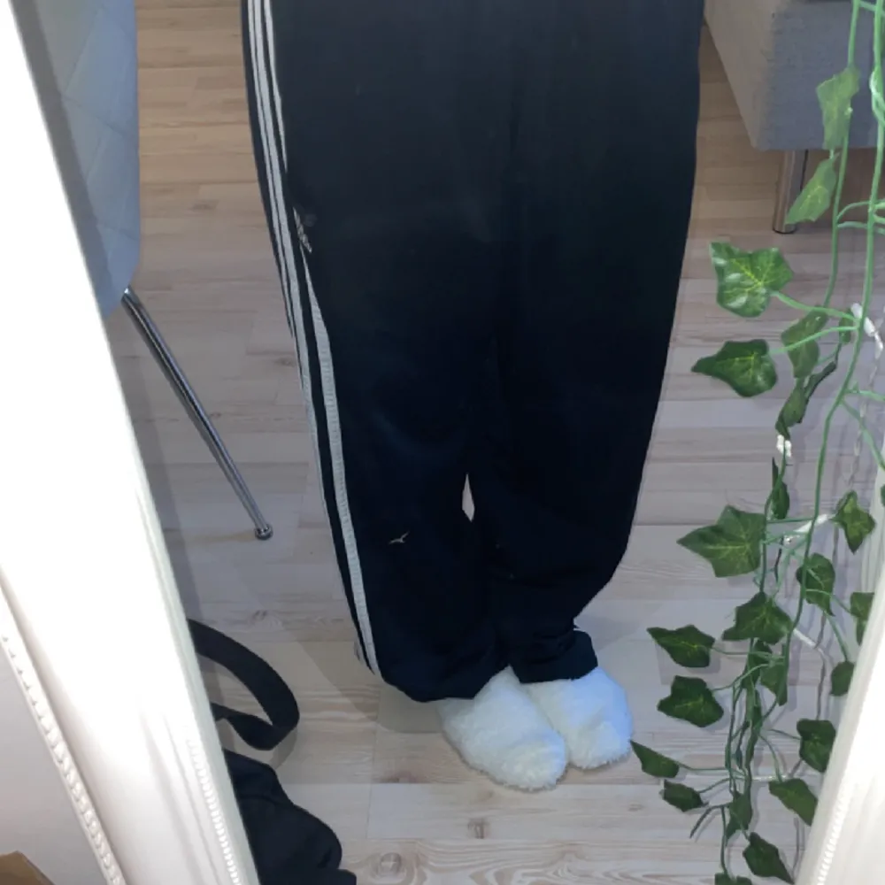 säljer dessa adidasbyxor då de är för stora för mig. har använts 1-2 gånger. . Jeans & Byxor.