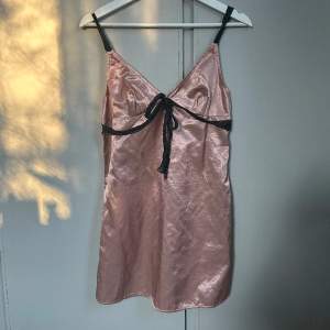 Perfekta vintage rosa satin klänning! Storlek S/M💋 Använd köp nu funktionen!