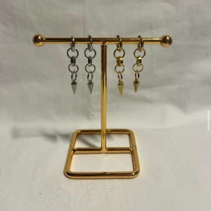 ÖRHÄNGEN  - Fina örhängen! Finns i silver & guld. Köp för 99kr/st Eller 185kr/paret. Modell 108. Smyckeställningen finns även att köpa för 299kr!