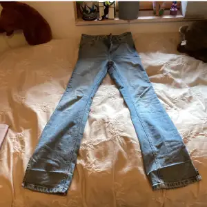 Säljer dessa blåa bootcut jeans då de inte riktigt är min stil❤️de är splittade längst ner eller vad det heter❤️skriv vid intresse eller frågor❤️