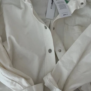 Jeans jacka  - Helt ny jeans jacka i storlek M. Prislapp på. 