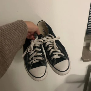 Converse - Säljer mina svarta converse!! Väldigt bra skick men använda!