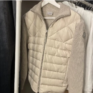 Monclizzy - Säljer min cardigan jag använder undee hösten storlek M men passar mer  S väldigt bra skick inga defekter eller märken givetvis äkta, kvitto och allt sådant finns med osv vid flera frågor är det bara att kontakta