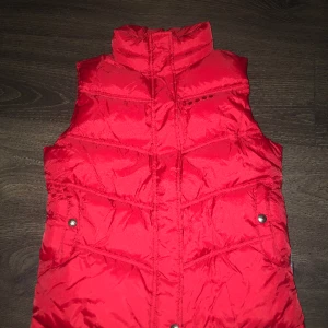 Ny väst strl 158-164 - Fin oanvänd röd väst 