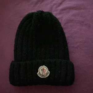 Moncler mössa - Säljer min gamla moncler mössa, har använt ganska länge därför kan den uppfattas som sliten på bilden, men den är fortfarande bra. Pris kan diskuteras!