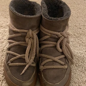 Inuikkis - Säljer mina beige/bruna Inunikkis! Fick i julklapp 2021 och är väl andvända därför då också hyfsat slitna. Men nu är dem försmå för mig och har bestämt mig för att sälja dom!🩷