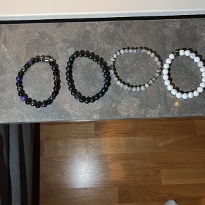 Hej säljer nu mina armband då jag inte längre använder dem. Som ni ser i andra bilden så är ett trasigt men funkar fortfarande. - Hej säljer nu mina armband då jag inte längre använder dem. Som ni ser i andra bilden så är ett trasigt men funkar fortfarande. Det är bara skriva om ni vill ha mer bilder eller om ni har några frågor. Priset är inte hugget i sten.