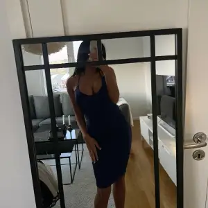 Mörkblå klänning använder ej 