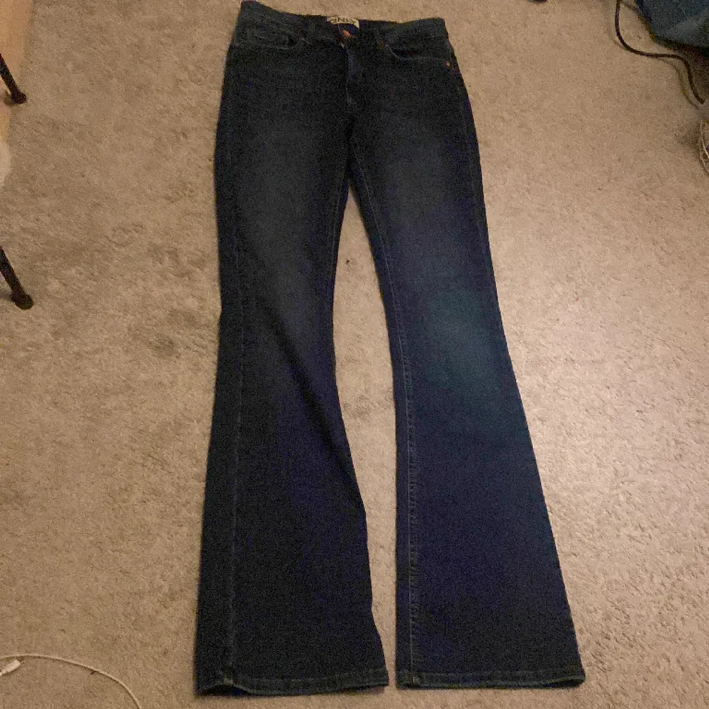 Säljer ett par mörkblåa bootcut jeans från Only. Dem är i storlek L/34 men är små i storleken så sitter mer som en S eller M. Passar någon som är mellan 172-180 beroende på hur långa man vill att dem ska va. . Jeans & Byxor.