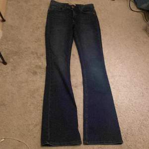 Säljer ett par mörkblåa bootcut jeans från Only. Dem är i storlek L/34 men är små i storleken så sitter mer som en S eller M. Passar någon som är mellan 172-180 beroende på hur långa man vill att dem ska va. 