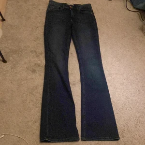 Jeans  - Säljer ett par mörkblåa bootcut jeans från Only. Dem är i storlek L/34 men är små i storleken så sitter mer som en S eller M. Passar någon som är mellan 172-180 beroende på hur långa man vill att dem ska va. 