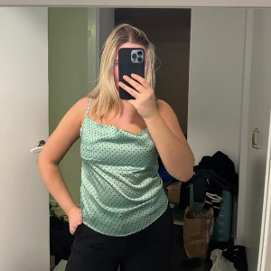 Linne - Säljer detta söta linne från chiquelle. Aldrig använd så i nyskick. Storlek: S