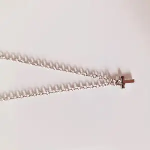 En jätte fint silver halsband, jag trodde att det var ett kors vilket det kanske ser lite ut som men det är ett T.❤️ Aldrig använd och som nytt!☺️