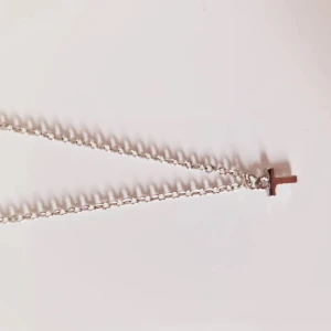 Halsband ”T” - En jätte fint silver halsband, jag trodde att det var ett kors vilket det kanske ser lite ut som men det är ett T.❤️ Aldrig använd och som nytt!☺️