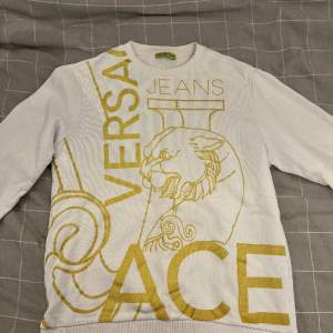 Tröja från Versace jeans, i topp skick, storlek M, äldre modell som inte går att få tag i längre 