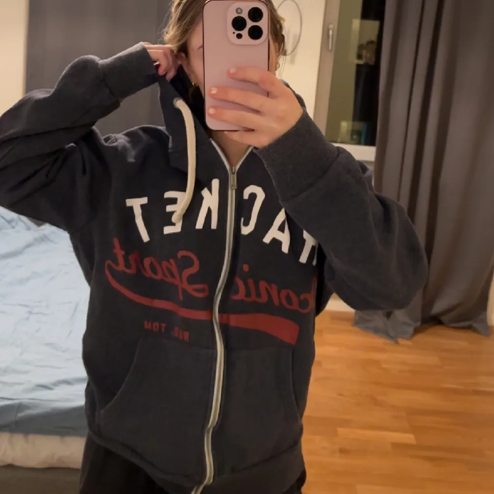 Blå Iconic Sport hoodie med dragkedja. Storlek L men sitter som på bilden på mig som vanligtvis har storlek xs-s. Priset kan diskuteras💕. Hoodies.