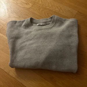 Stickad Zara tröja - Tjenare säljer nu denna stickade Zara tröja. Storleken är M men passar S. Den är väldigt fin och i bra skick. Köpt på Zarah hemsida! Tveka inte på att pruta