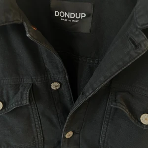 Dondup jeansjacka - Svart jeansjacka från dondup i storlek small! 