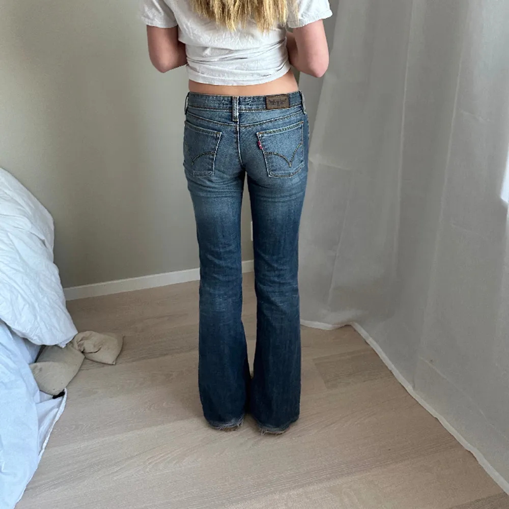 Såå snygga jeans ifrån Levis, skriv ifall ni vill ha mått eller vid andra frågor, modellen är 572 bootcut, det står ingen storlek i byxorna men jag skulle säga att det är runt 34, 36💕💕. Jeans & Byxor.