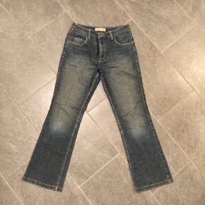 Y2k utsvängda jeans  - Snygga jeans som ej kommer till så mycket användning 