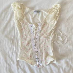 Korsettopp  - Så söt korsettopp! Meshärmar, spets och snörning. Inte säker på om jag vill sälja 💋