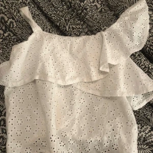 Tröja  - En vit tröja som tyvärr blivit för liten men väldigt fin och använd ksk 3 gånger ❤️ behövs fler bilder är de ba att fråga. Present kan man komma överens om 