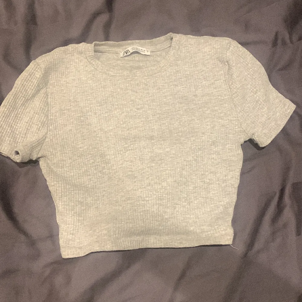 Tröjan är ifrån Zara och är i storlek S och tröjan är inte använd. . T-shirts.