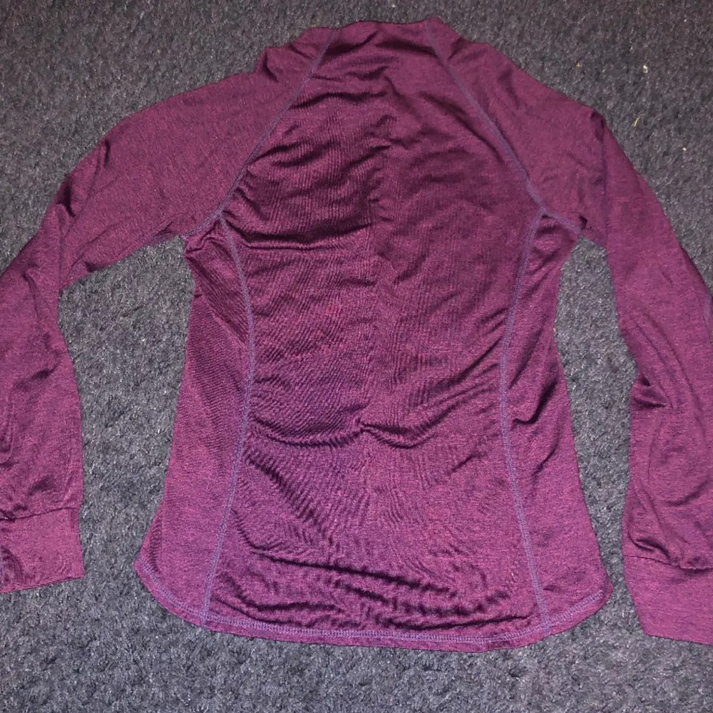 Zip up tränings tröja i lila, knappt använd, stretchigt material, super bekväm och ger mycket support . Jackor.