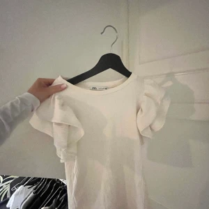 Fin tröja från zara!! - Jätte gullig tröja från zara som tyvärr inte kommer till användning längre, hör av er vid frågor💓