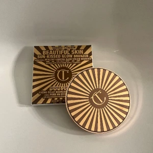 Charlotte tilbury bronzer - Beautiful skin sun-kissed glow bronzer i färgen fair💗köpt för 629kr! säljer endast för att de inte går o lämna tbx, är helt ny!