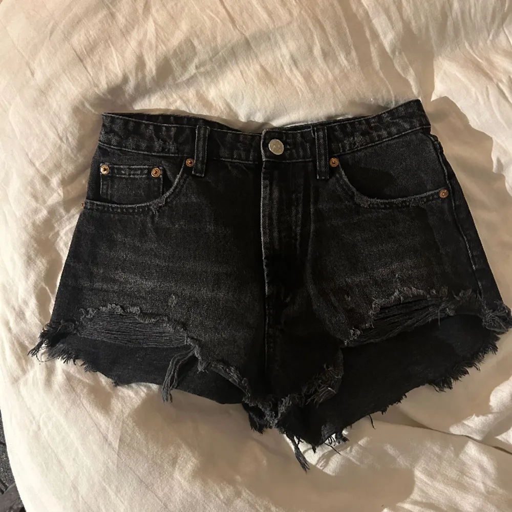 Supersnygga shorts från Zara! Använt fåtal gånger, ”köp nu” vid snabb affär❣️. Shorts.