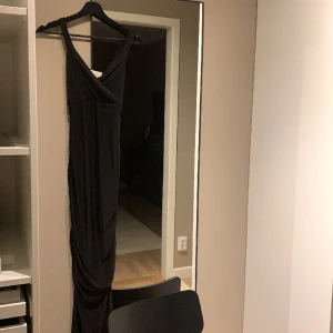 Balklänning i svart från Nelly - Balklänning i svart från honor gold på Nelly.com släpar lite i marken. (Jag är 166) väldigt figurnära. Står ej storlek men skulle säga xs/s.