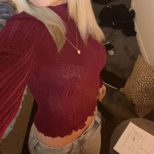 HM vinröd topp - En jättefin långärmad topp ifrån HM. Använd fåtal gånger men säljer pga kommer inte till användning.