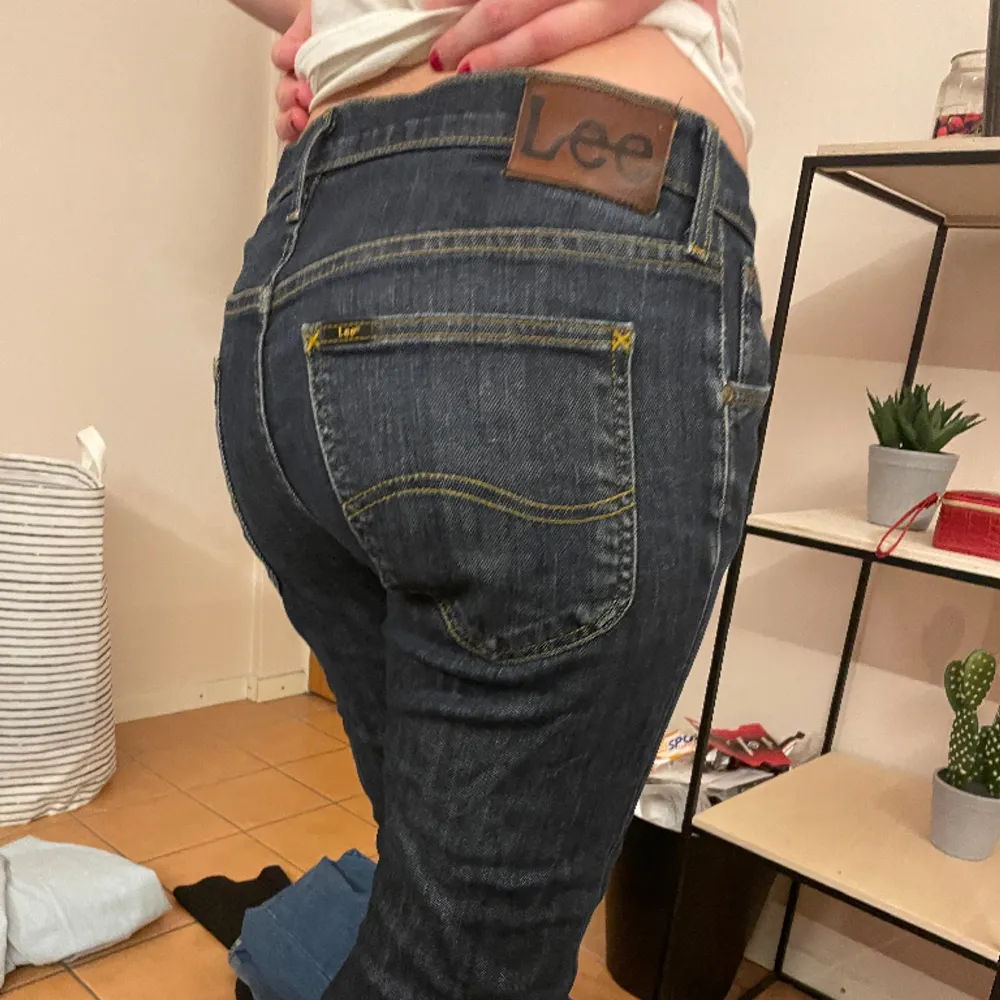 Lågmidjade lee jeans köpta på second hand för 300kr, säljer då de tyvärr är för små vilket är sååå synd. Kan mötas upp eller frakta ❤️. Jeans & Byxor.