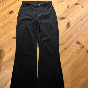 Mjukisbyxor  - Mjukisbyxor från GinaTricot, fickor bak 🤍 (Bättre bilder kan ordnas så man kan se hela byxan). 🤍