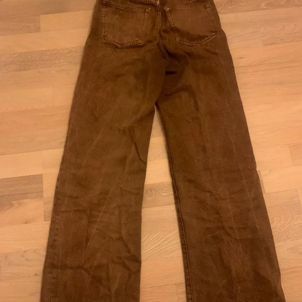 Bruna flared jeans från lager 157. Jeans & Byxor.